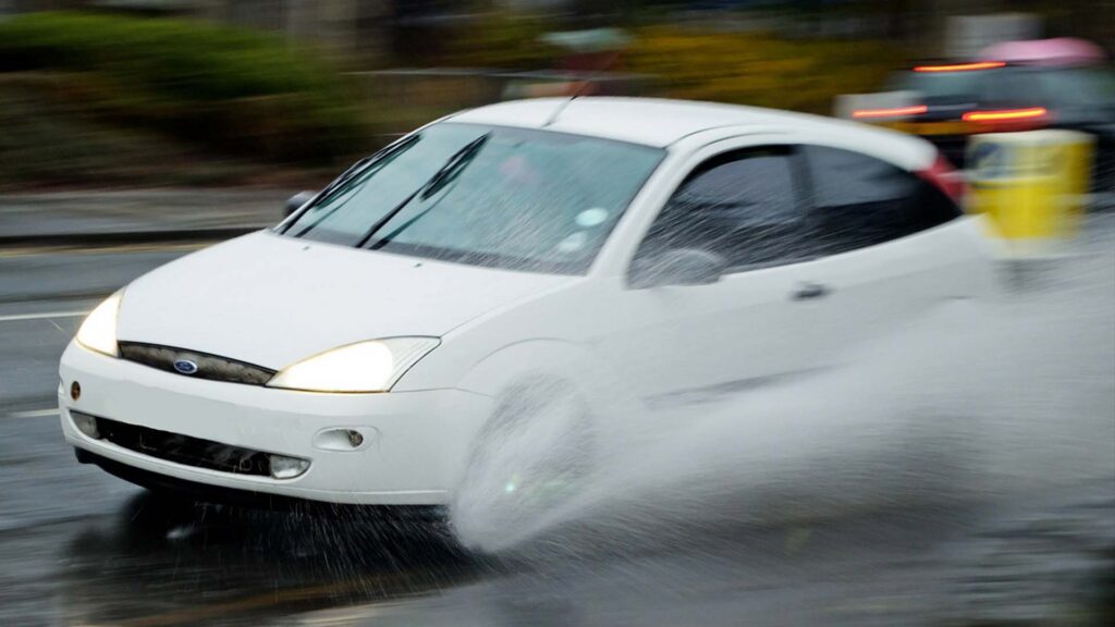 Im WAB lernen wie man mit Aquaplaning umgeht